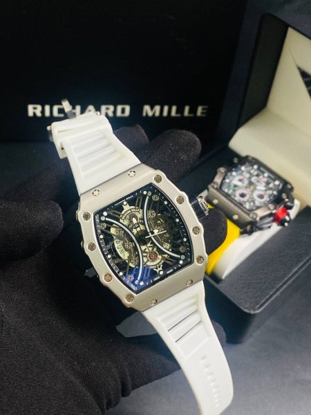 ريتشارد ميل باللون الابيض المميز